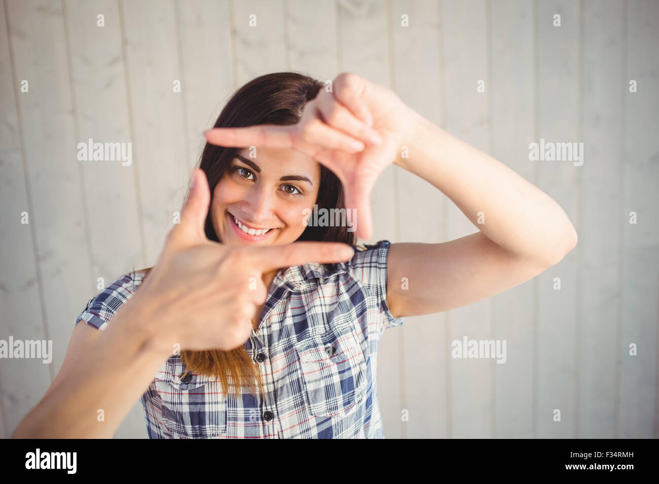 Hübsche Hipster Rahmung mit Händen Stockfoto