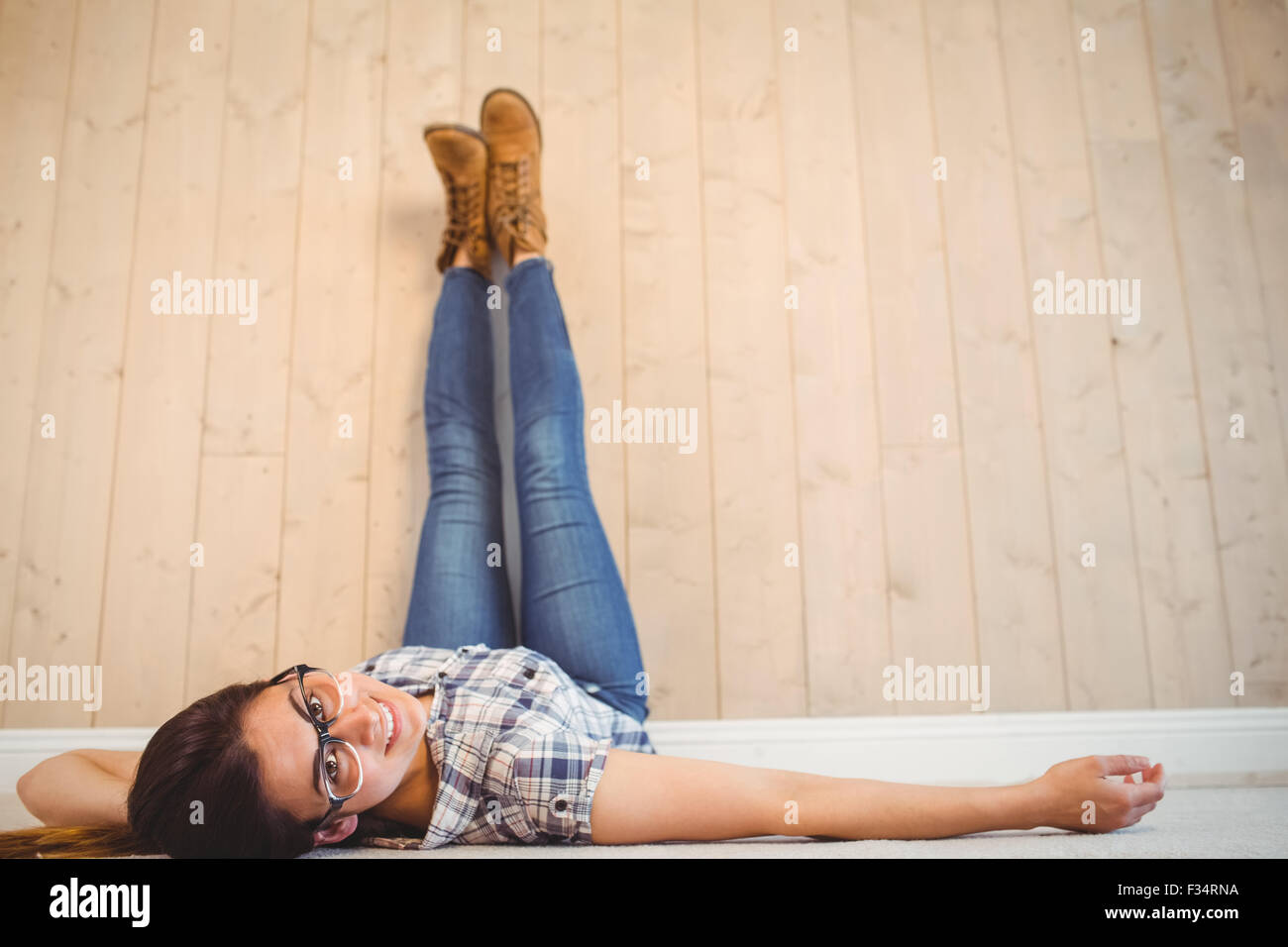 Hübsche Hipster mit Beinen an Wand Stockfoto