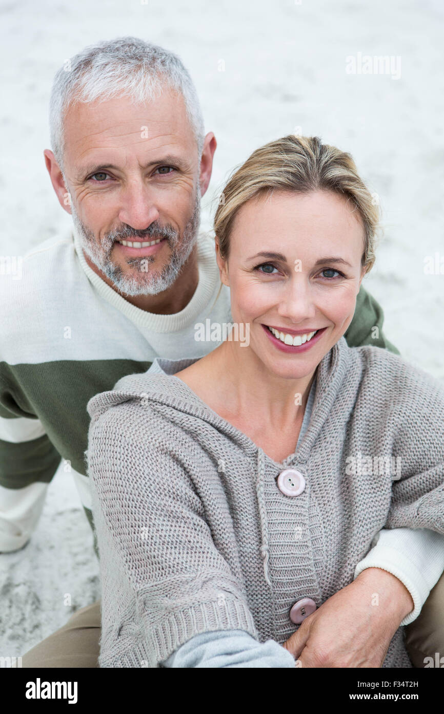 Süßes Paar sitzt im sand Stockfoto