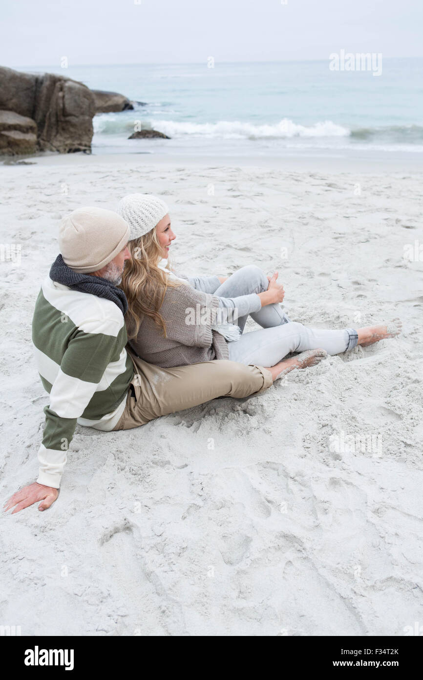 Süßes Paar sitzt im sand Stockfoto