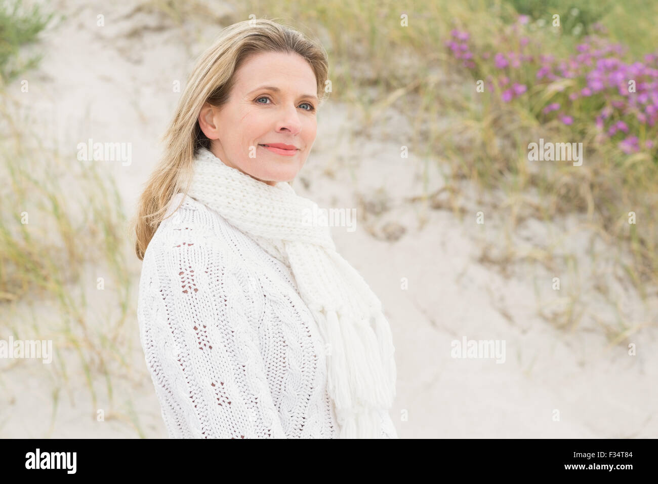In der Nähe von den sandigen Hügel lächelnde Frau Stockfoto