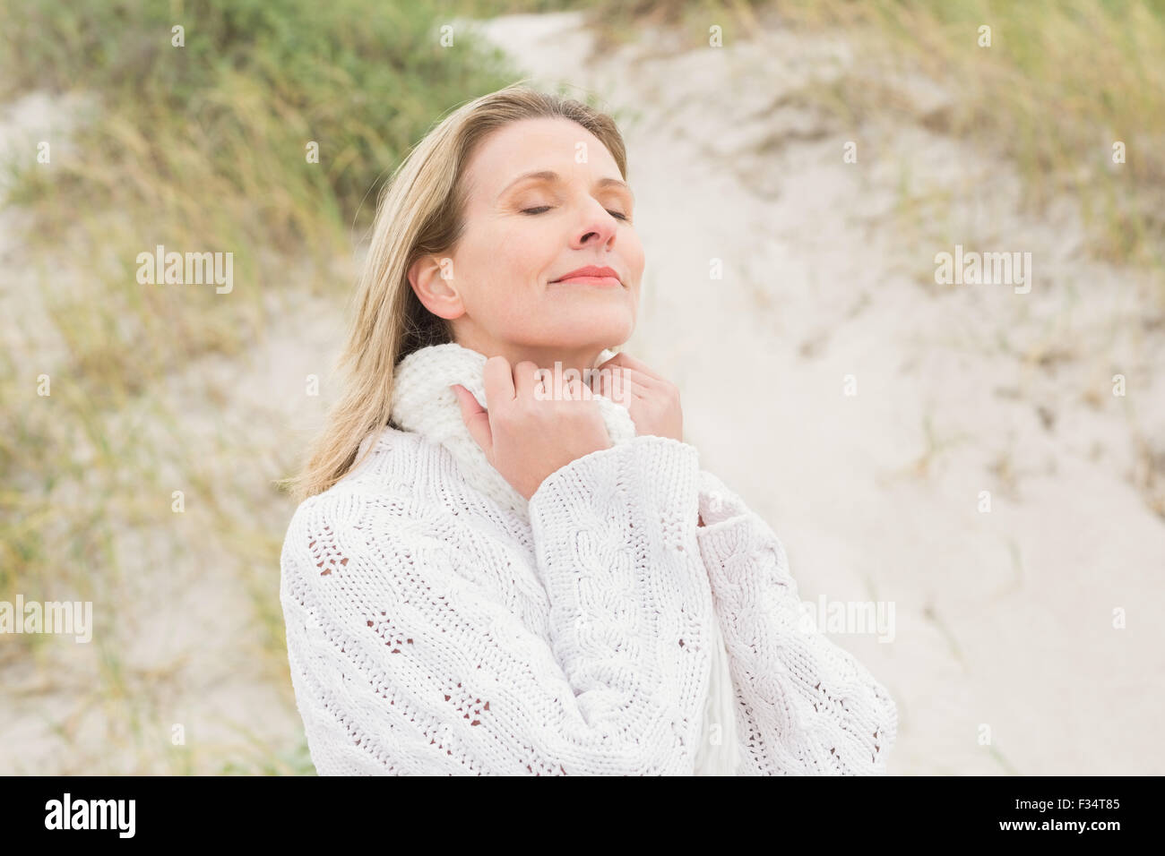 In der Nähe von den sandigen Hügel lächelnde Frau Stockfoto