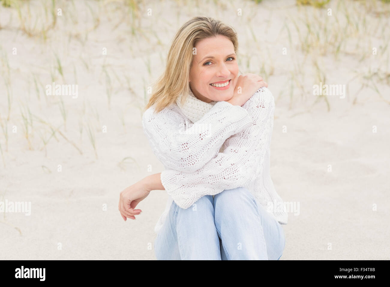 Frau sitzt in der Nähe von den sandigen Hügel Stockfoto