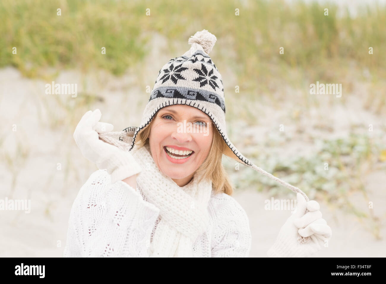 Lächelnde Frau trägt eine warme Mütze Stockfoto