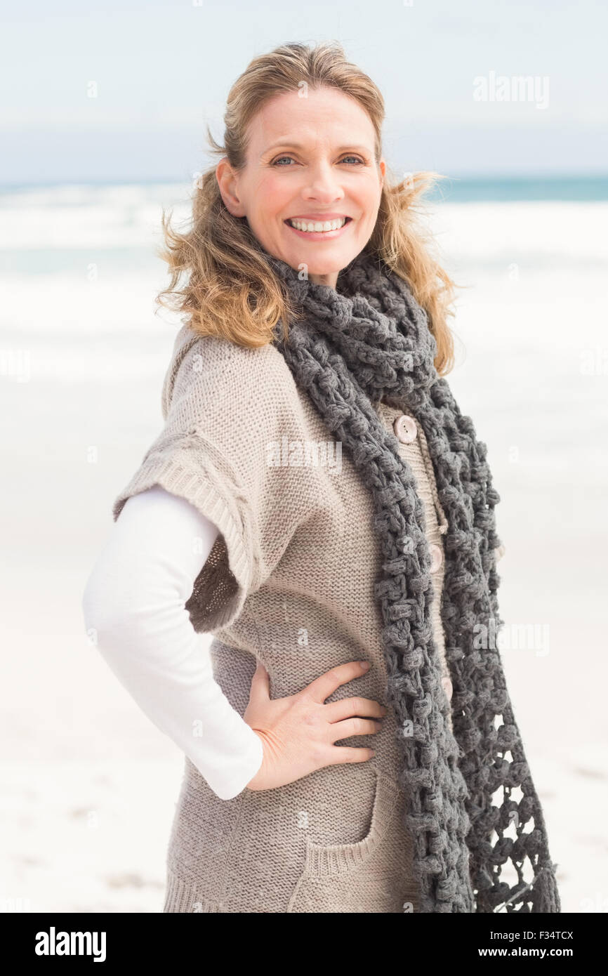 Lächelnde Frau tragen Winterkleidung Stockfoto