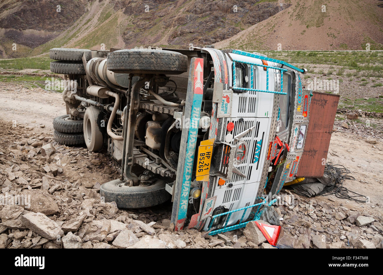 LKW-Unfall auf gefährlicher Himalaya Grenze Straßen, Himachal Pradesh, Indien 2015 Stockfoto