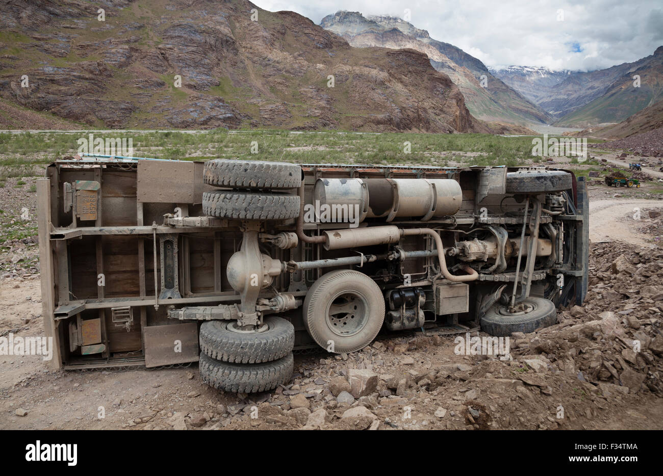 LKW-Unfall auf gefährlicher Himalaya Grenze Straßen, Himachal Pradesh, Indien 2015 Stockfoto