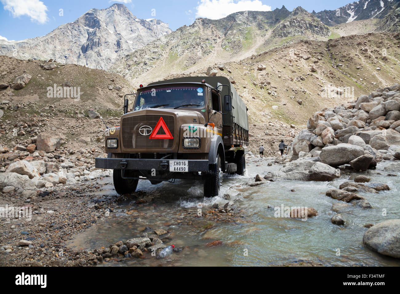 Border Security Force LKW verhandelt typische Straße im Tal Spitti, Himachal Pradesh, Indien 2015 Stockfoto