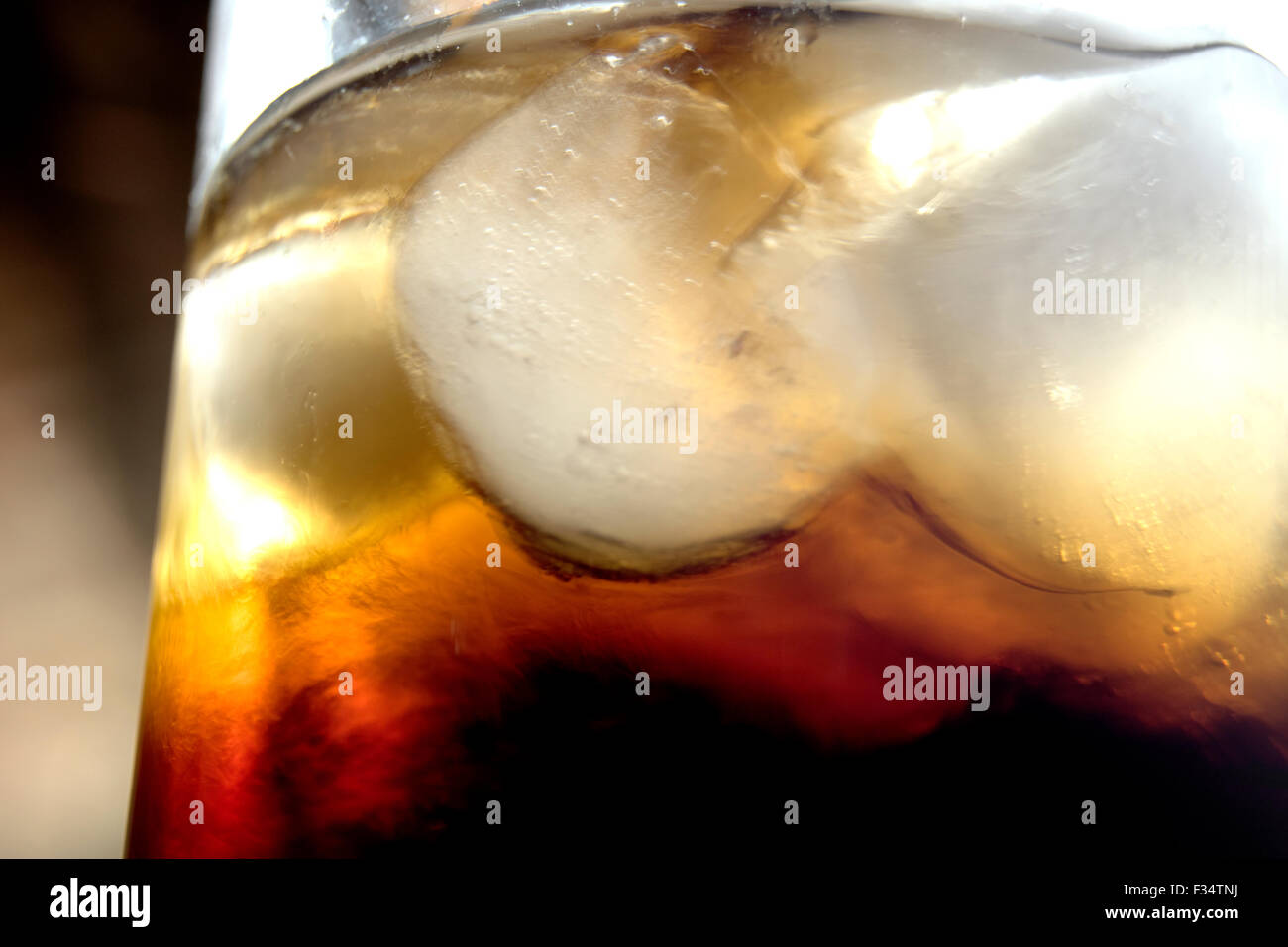 Alkohol und Eis wirbelnden in Glas Stockfoto