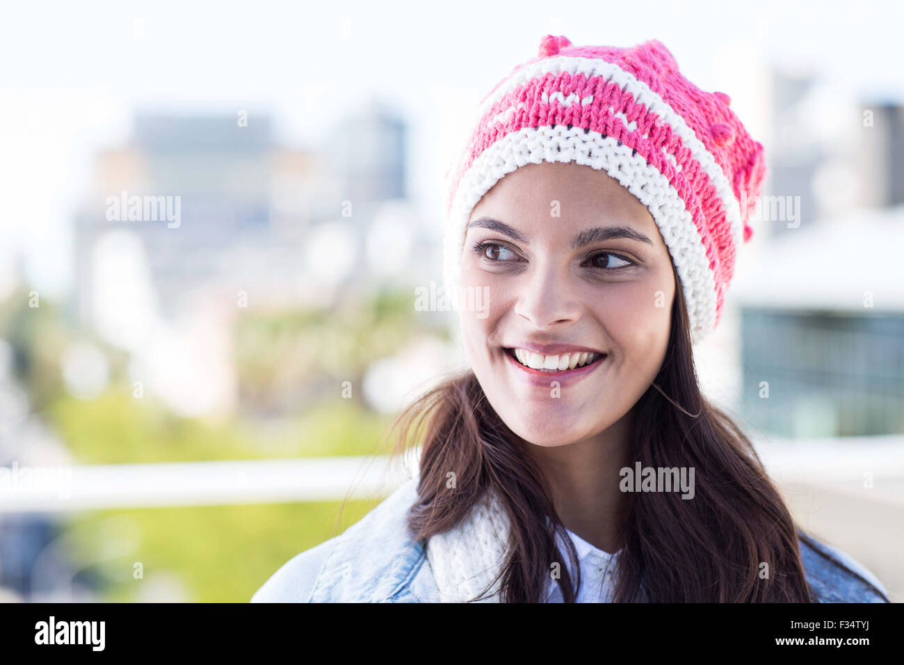 Schöne Frau trägt Wollmütze Stockfoto