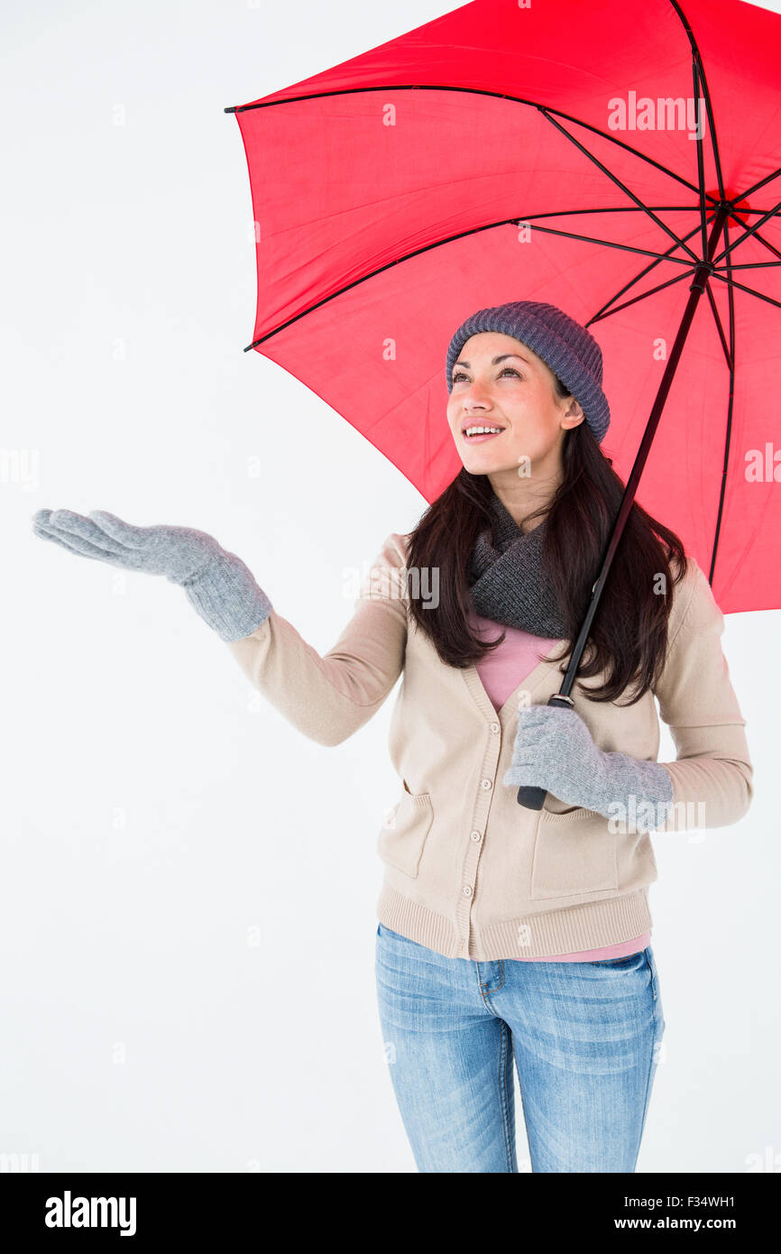 Lächelnde Brünette Gefühl des Regens Stockfoto