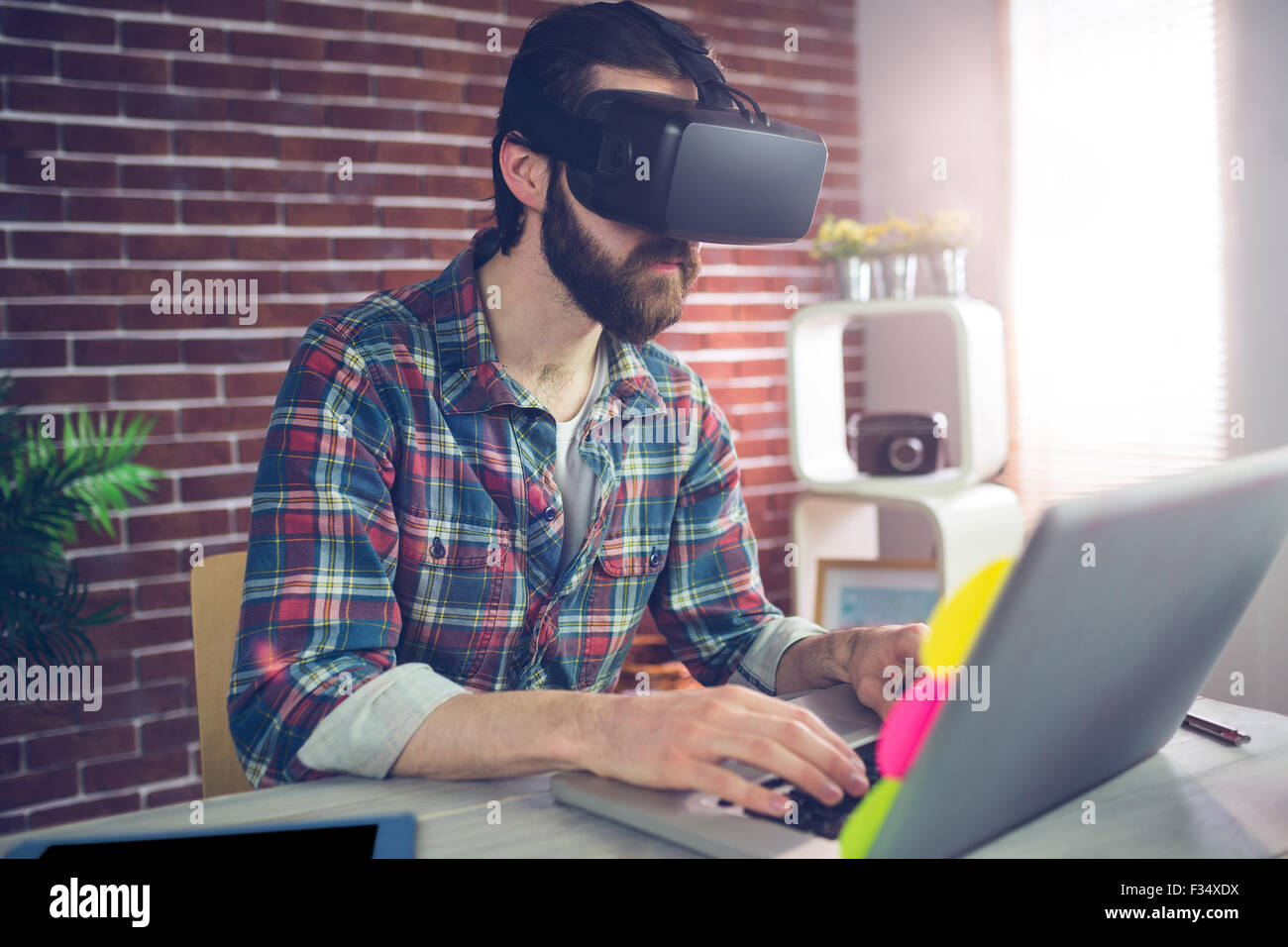 Kreative Geschäftsmann mit 3D video Brille im Büro Stockfoto