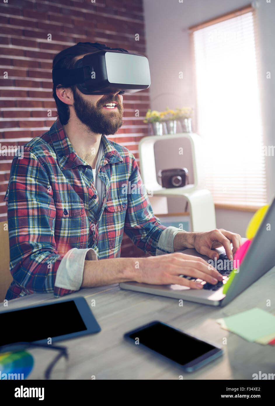 Kreative Geschäftsmann mit 3D Videobrille und laptop Stockfoto