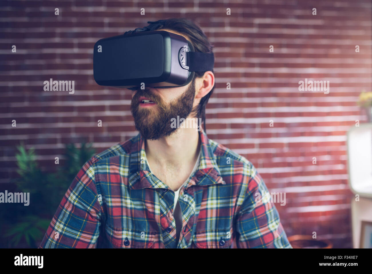 Kreative Geschäftsmann 3D video Brille beim wegsehen Stockfoto