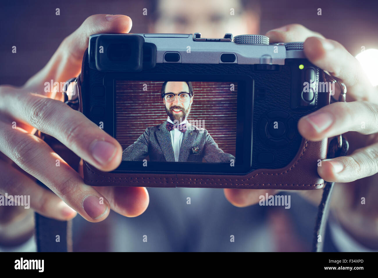 Lächelnde Hipster unter Selbstportrait durch Kamera Stockfoto