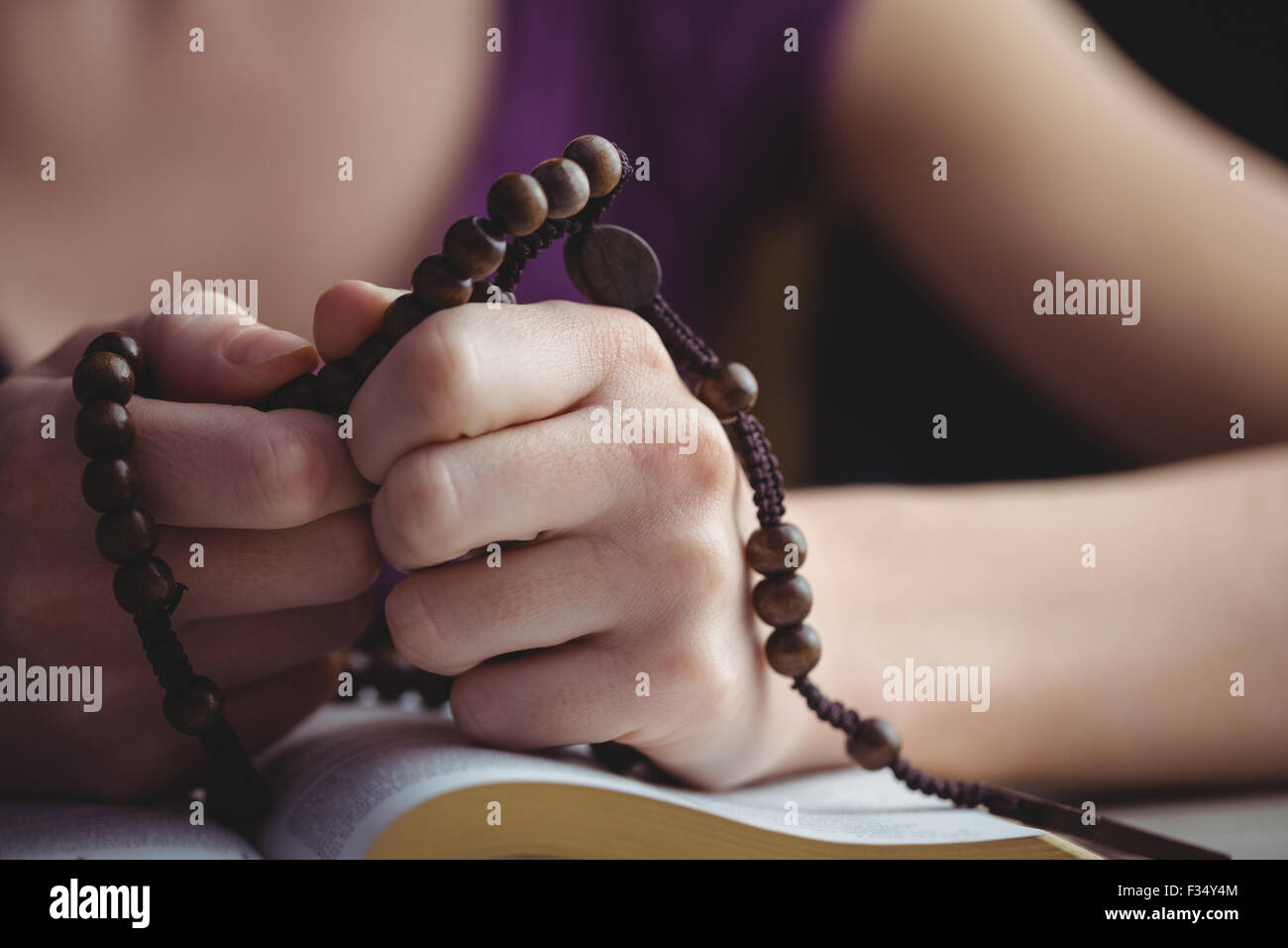 katholische Gebetshände mit bibel und Rosenkranz Perlen Hintergrund mit  Copy Space Stockfotografie - Alamy