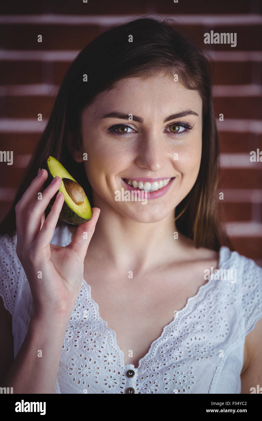 Frau zeigt frische avocado Stockfoto