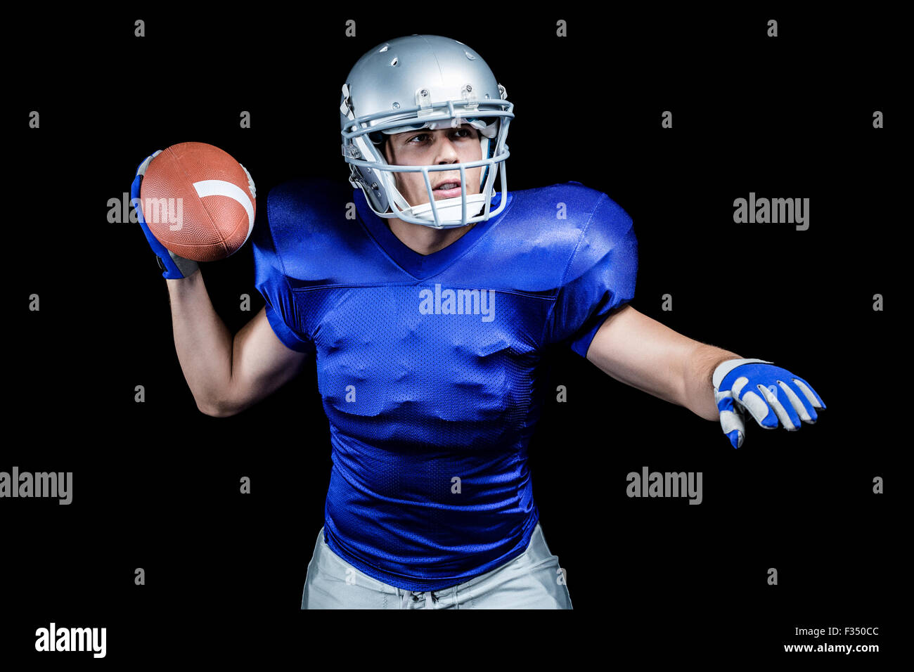 Schwere American Footballspieler wirft ball Stockfoto