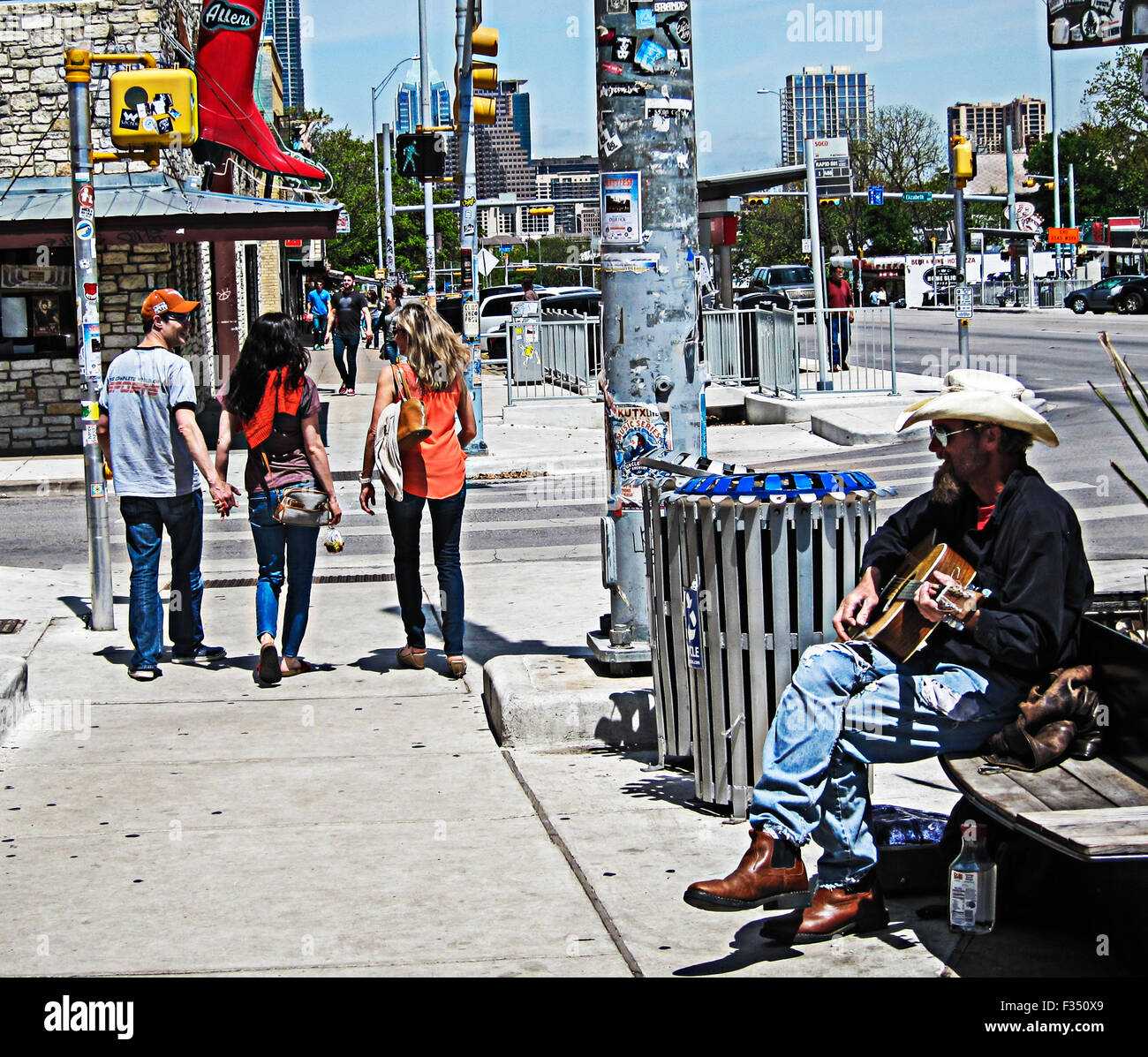 Junge Erwachsene Einkaufen in "SoCo" Bezirk (South Congress) von Austin, Texas Stockfoto