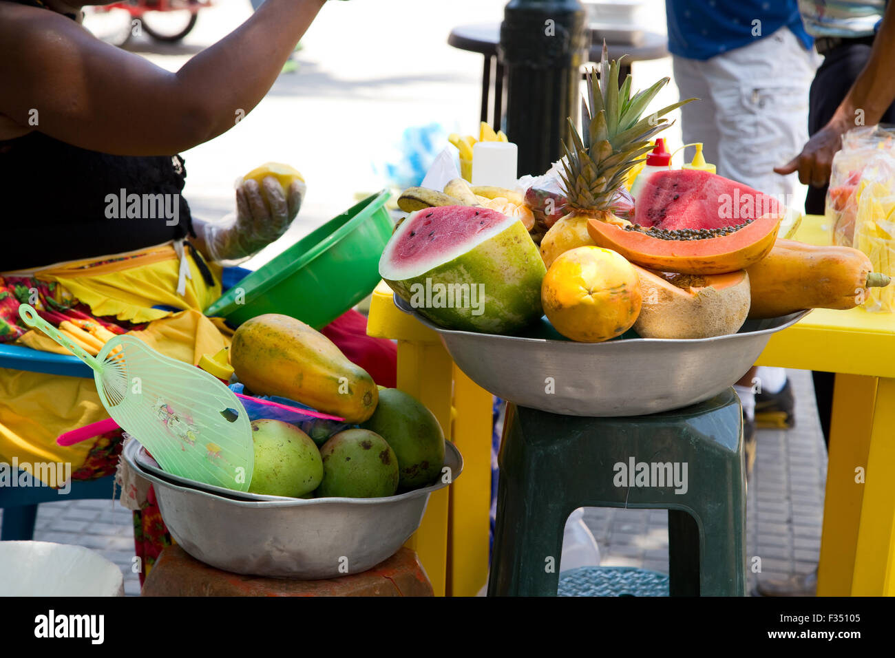 frisches Obst in einem traditionellen Cartagena Straße Anbieter laden Stockfoto
