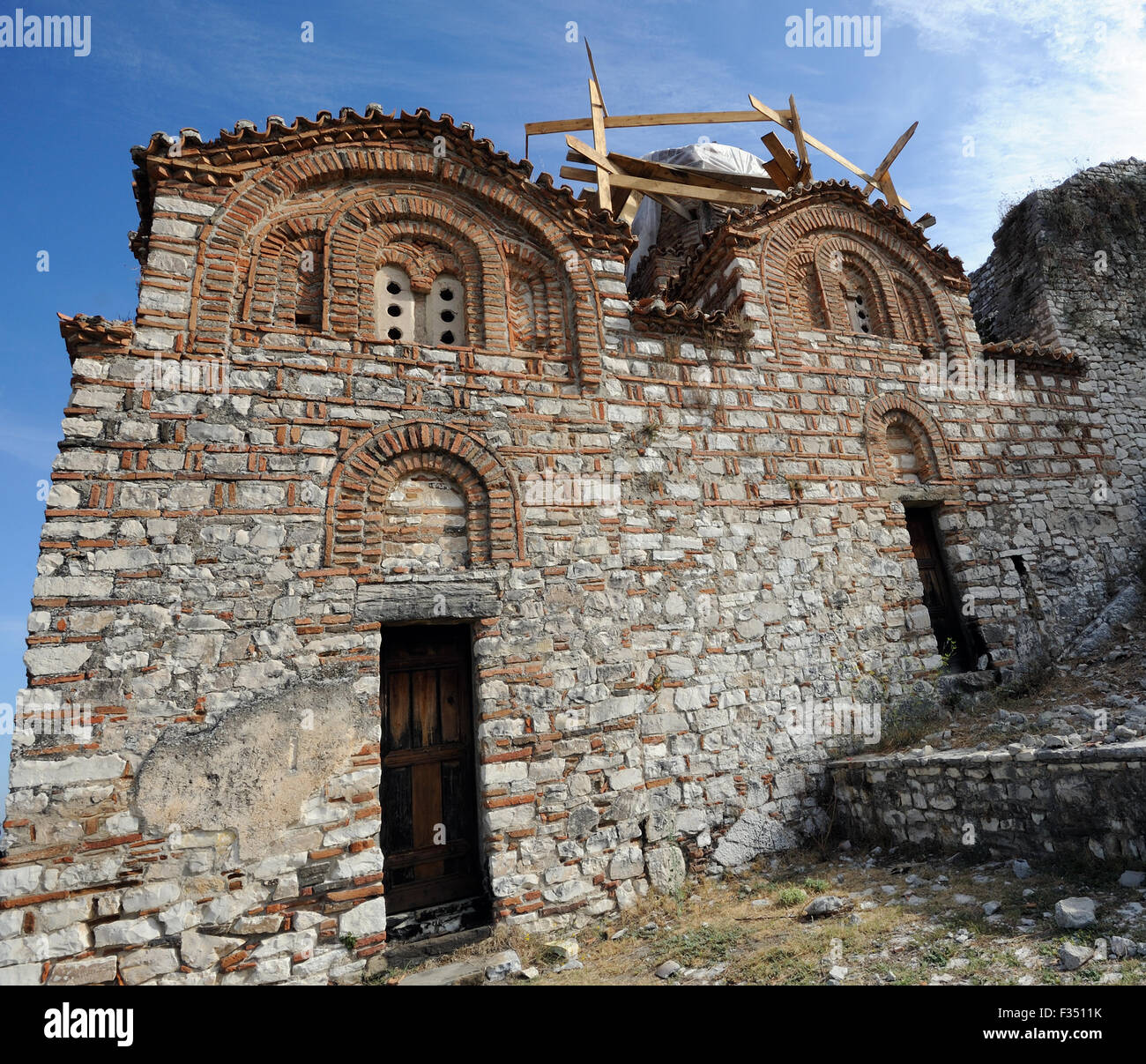 Die Holy Trinity Church, ein 14. Jahrhundert orthodoxe Kirche in den Wänden von Berat Burg aus dem dreizehnten Jahrhundert, Kalaja e Beratit. Stockfoto
