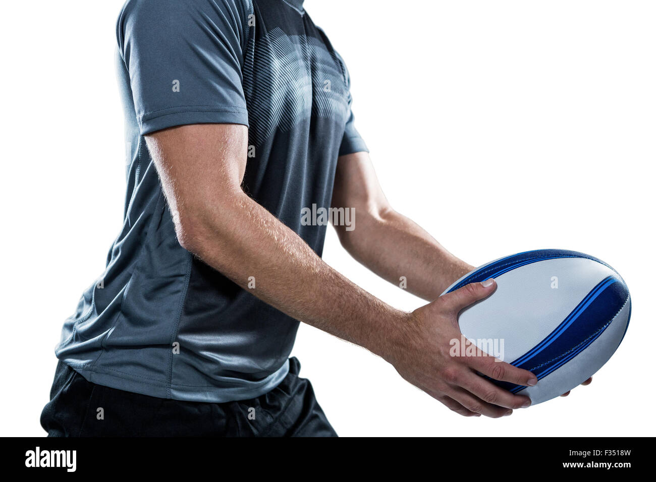 Mittelteil des Rugby-Spieler aus schwarzem Jersey mit ball Stockfoto