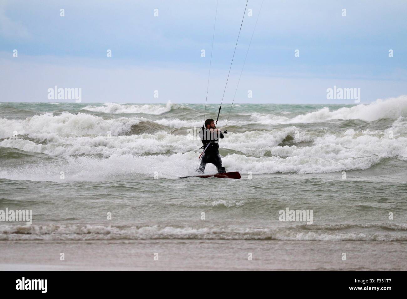 Chicago, USA. 29. September 2015. Kite-Surfer trotzen die wilden Gewässer des Lake Michigan heute bei Montrose Strand. Starke Winde aus dem Nordosten blies das gesamte Abrufen des Sees bringen hohe Brandung zu Chicagos Stränden. Bildnachweis: Todd Bannor/Alamy Live-Nachrichten Stockfoto
