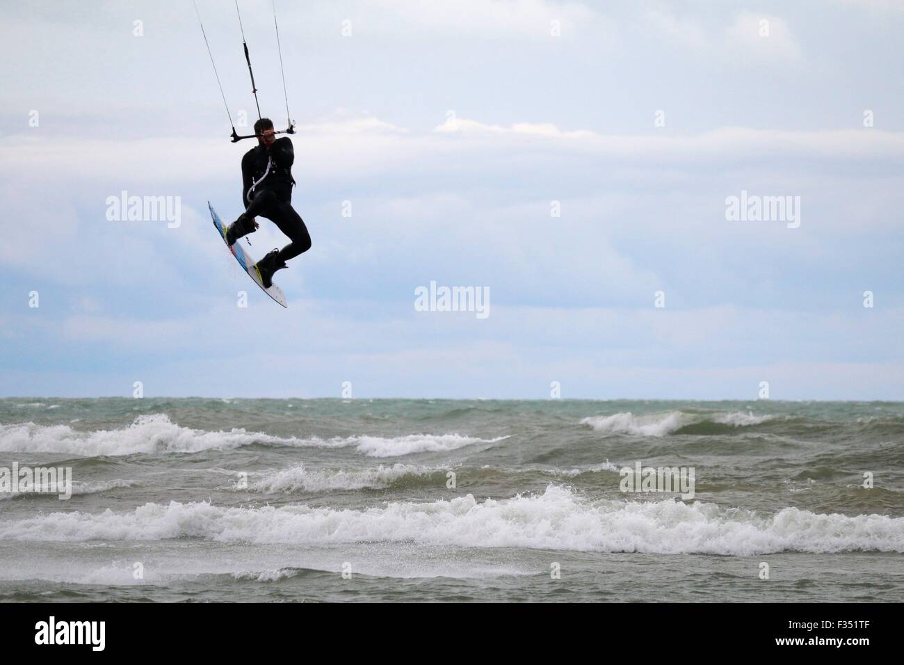 Chicago, USA. 29. September 2015. Ein Kitesurfer geht beim trotzen die wilden Gewässer des Lake Michigan heute im Montrose Beach in der Luft. Starke Winde aus dem Nordosten blies das gesamte Abrufen des Sees bringen hohe Brandung zu Chicagos Stränden. Bildnachweis: Todd Bannor/Alamy Live-Nachrichten Stockfoto