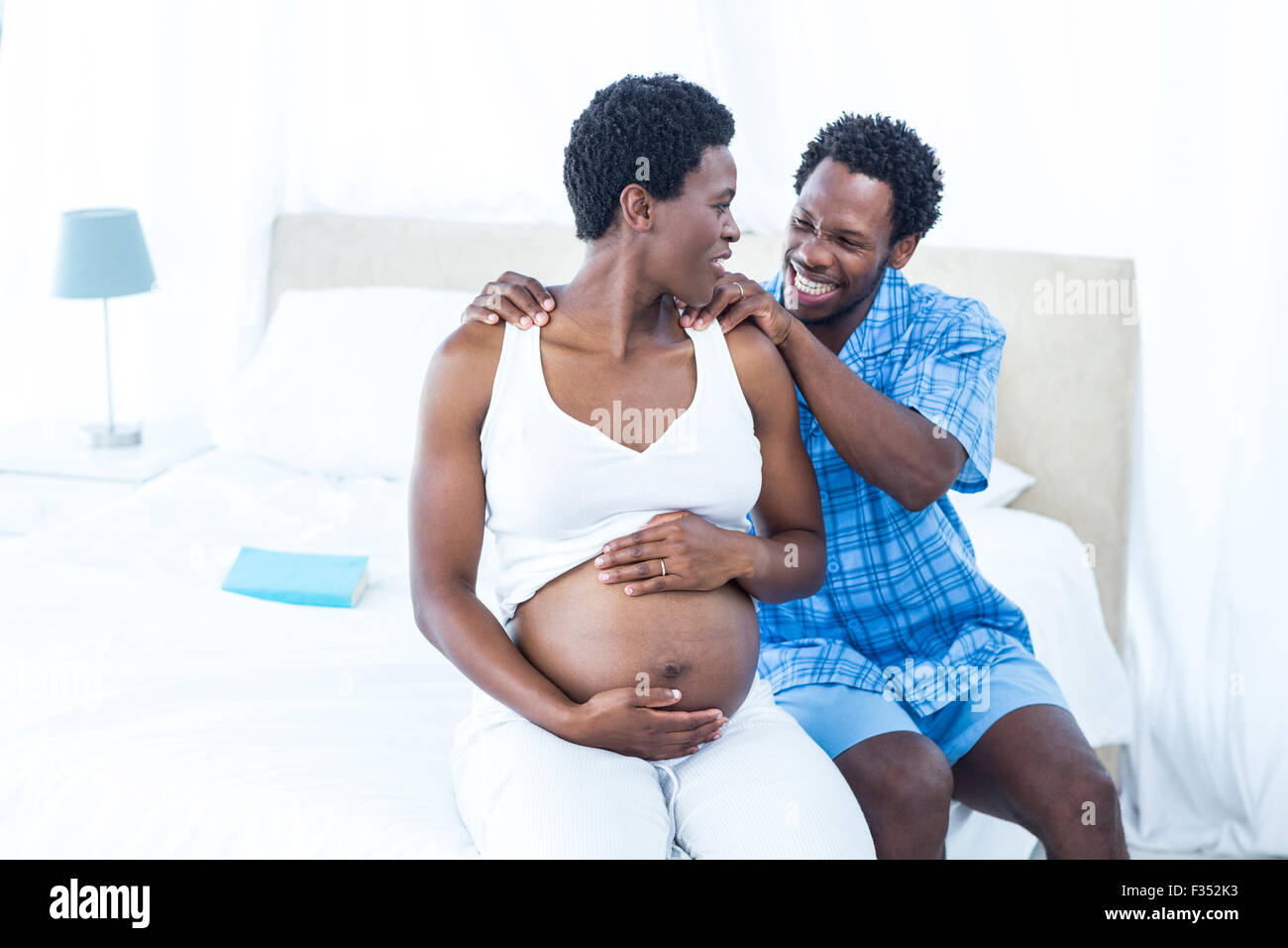 Mann massiert schwangere Frau Stockfoto