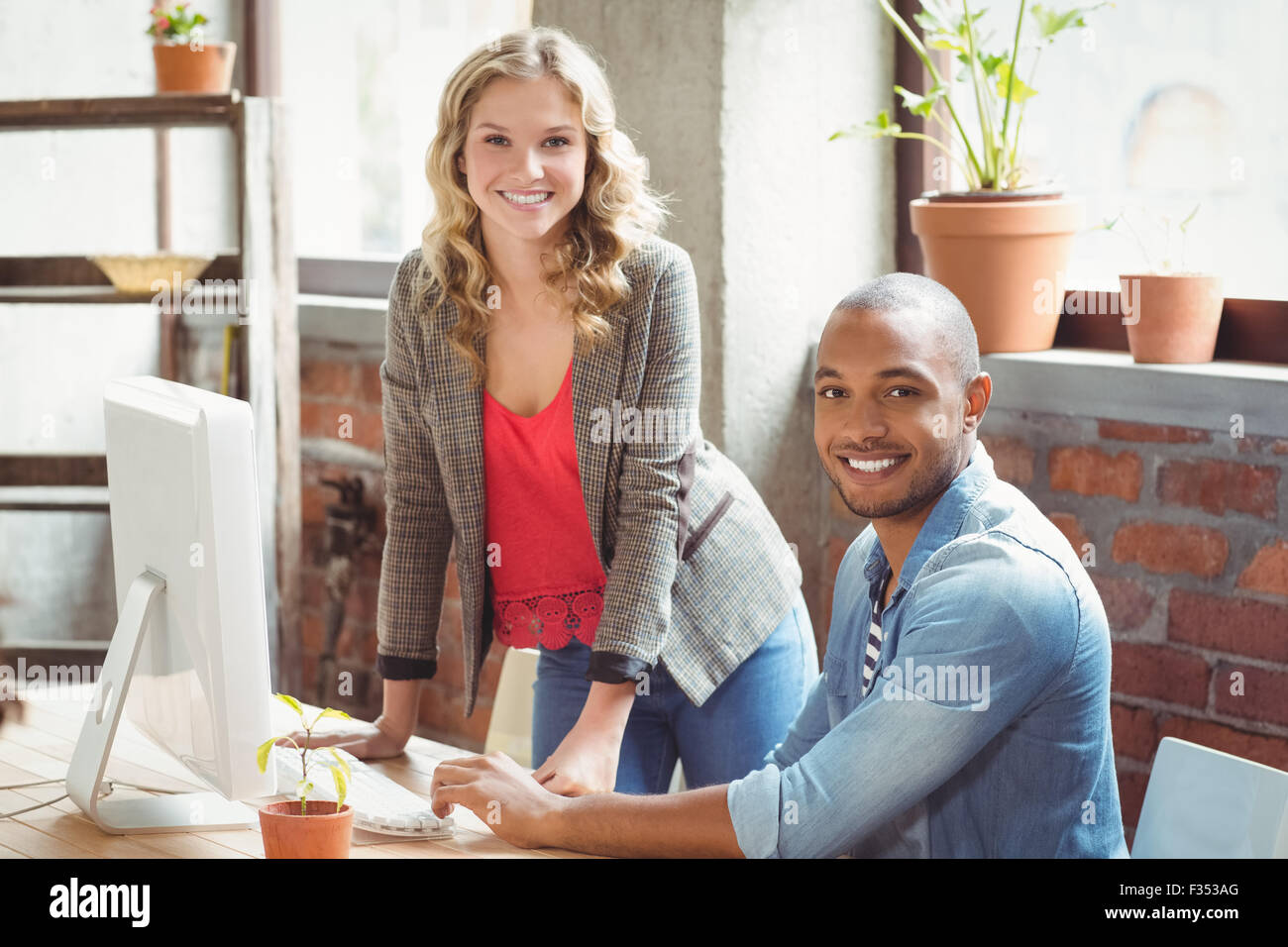 Lächelnder Mann und Frau im Büro Stockfoto