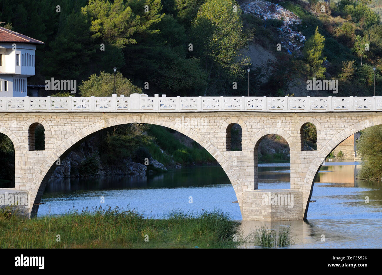 Brücke Gorica überquert den Fluss Osum und Links Gorica mit dem UNESCO-Welterbe der Mangalemi.  Berat, Albanien. Stockfoto