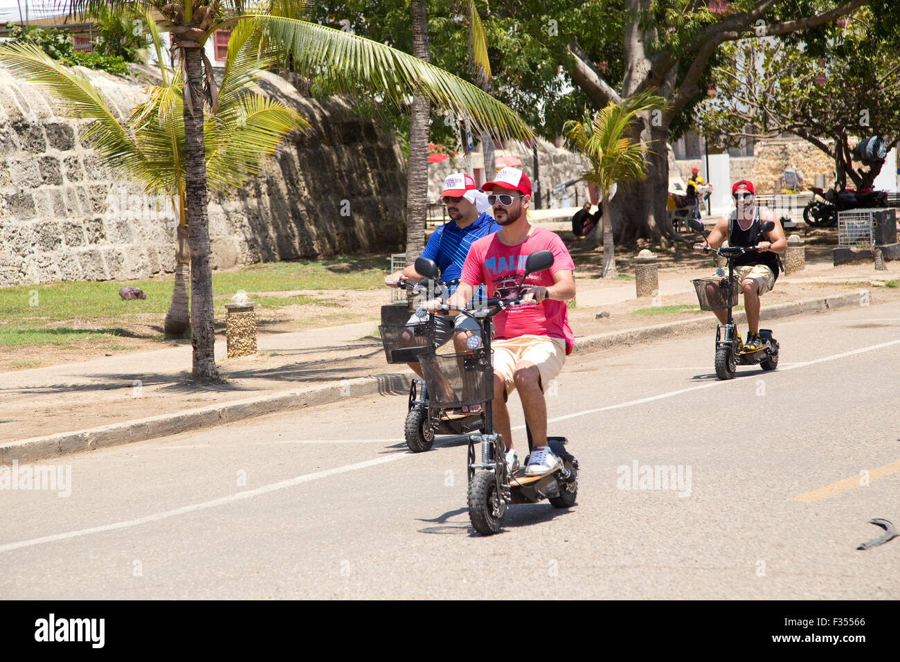 CARTAGENA - 13. SEPTEMBER: Unbekannten Männern mit Elektroroller am 13. September 2015 in Cartagena, Kolumbien. Cartagena Stockfoto