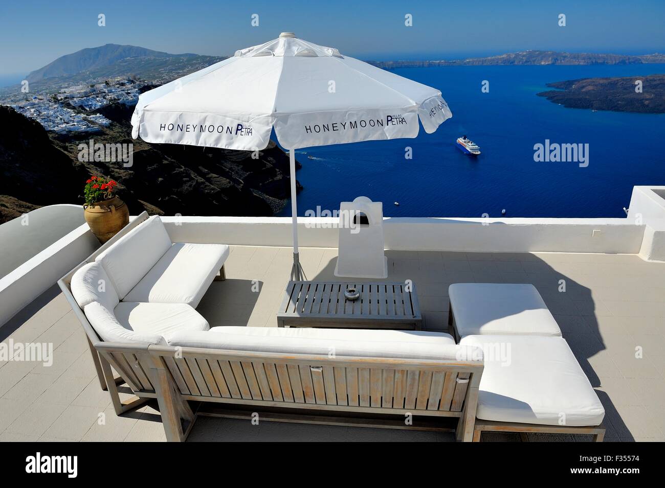 Ein Sonnenschirm Schatten Sitzecke im Honeymoon Petra Villas, Santorin Griechenland Stockfoto