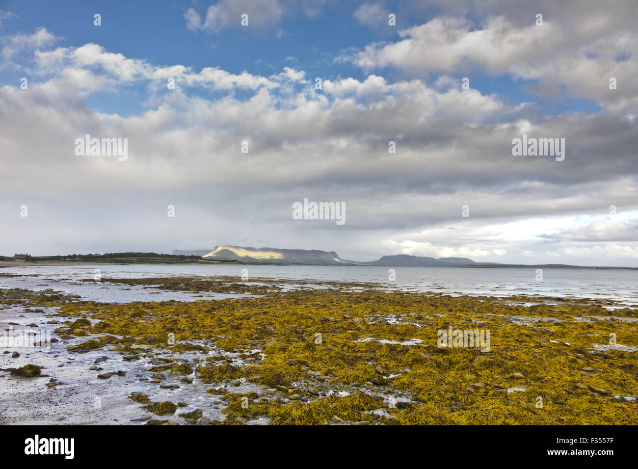Benbulbin Binn Ghulbain County Sligo, Republik von Irland aus Raghley Punkt über Sligo Bucht Stockfoto