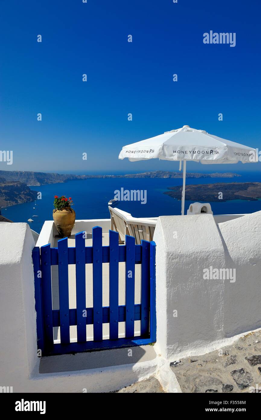 Eingang zu einem Sitzbereich im Honeymoon Petra Villas, Santorin Griechenland Stockfoto