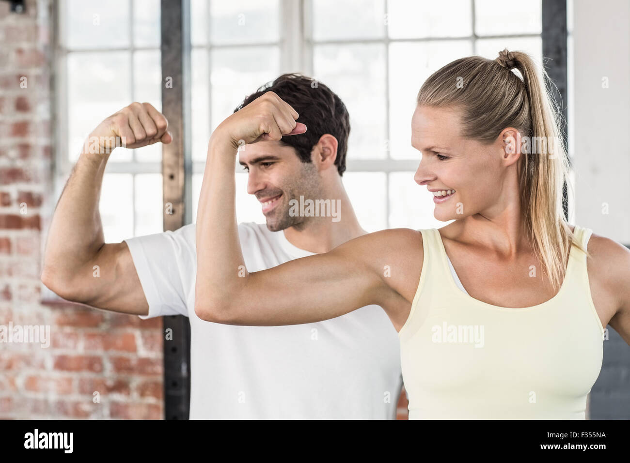 Paar Muskeln im Fitnessstudio Stockfoto