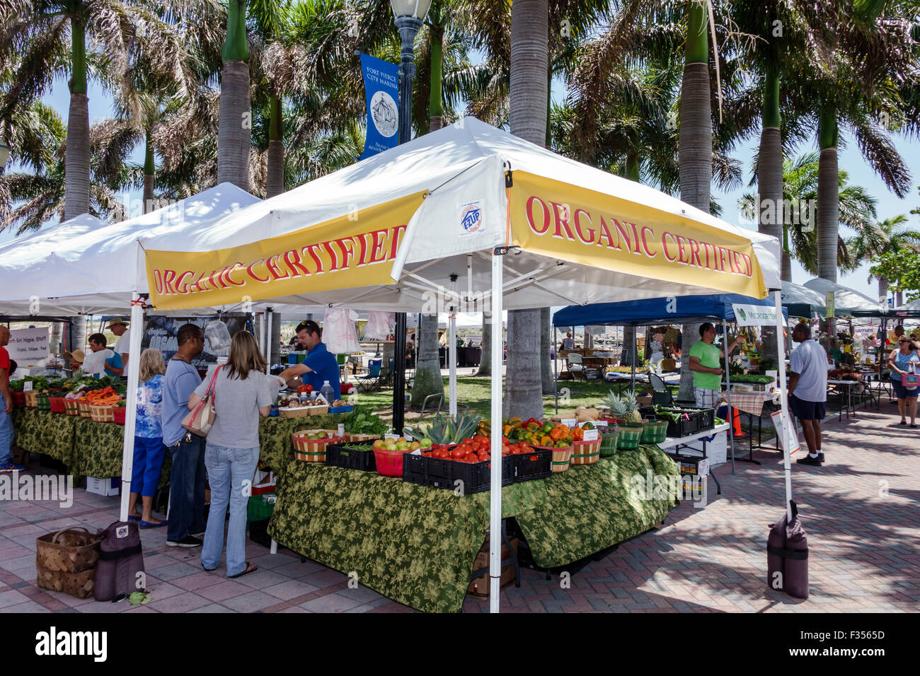 Fort Ft. Pierce Florida, Marina Square, Gazebo Park, Farmers Market, Stände, Stände, Shopping Shopper Shopper Shop Geschäfte Markt Märkte Marktplatz kaufen Stockfoto