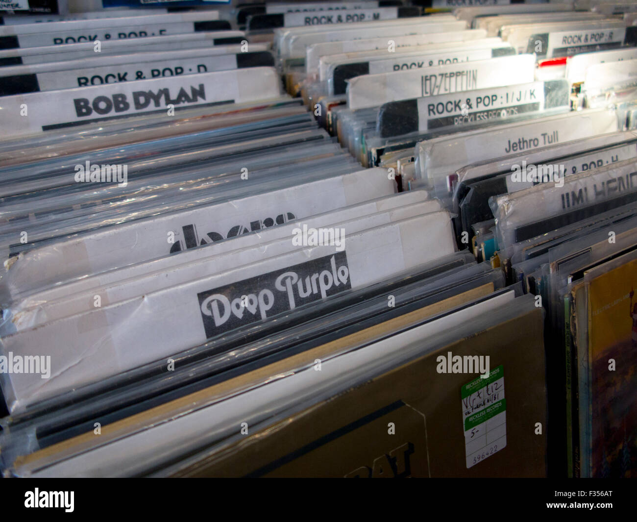 Vinyl und CDs in einem Plattenladen Stockfoto