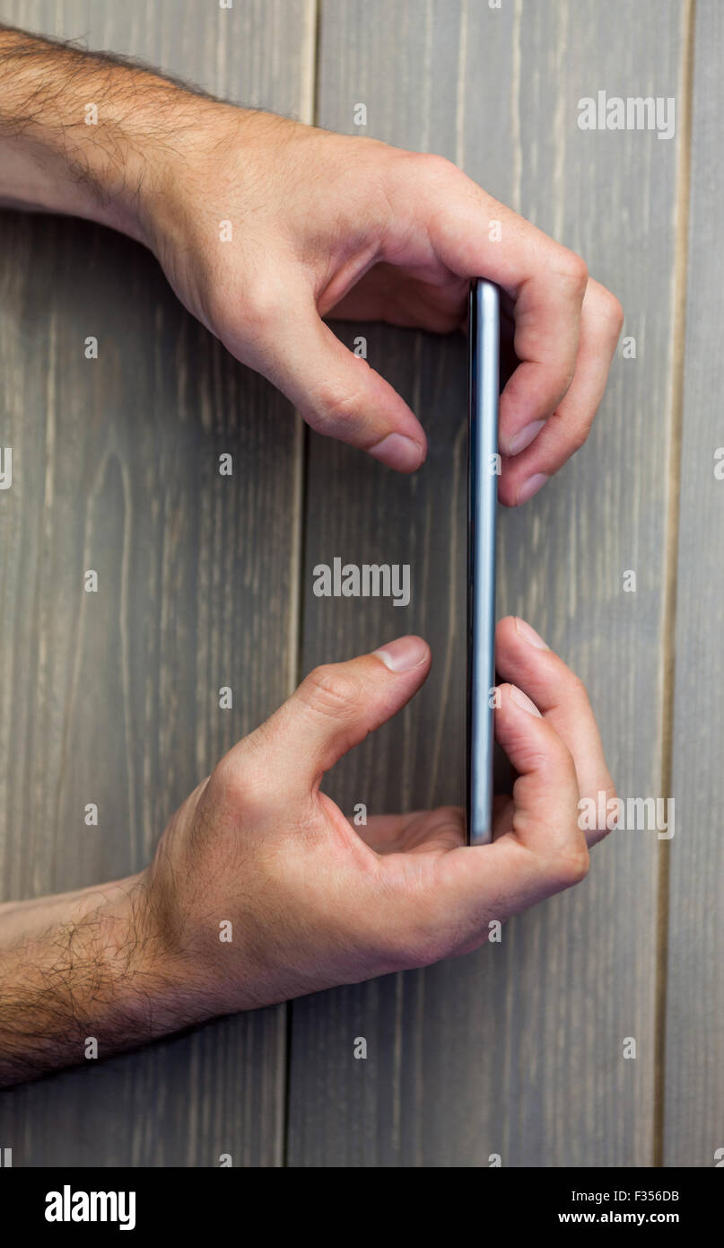 Person-Holding-Handy Stockfoto