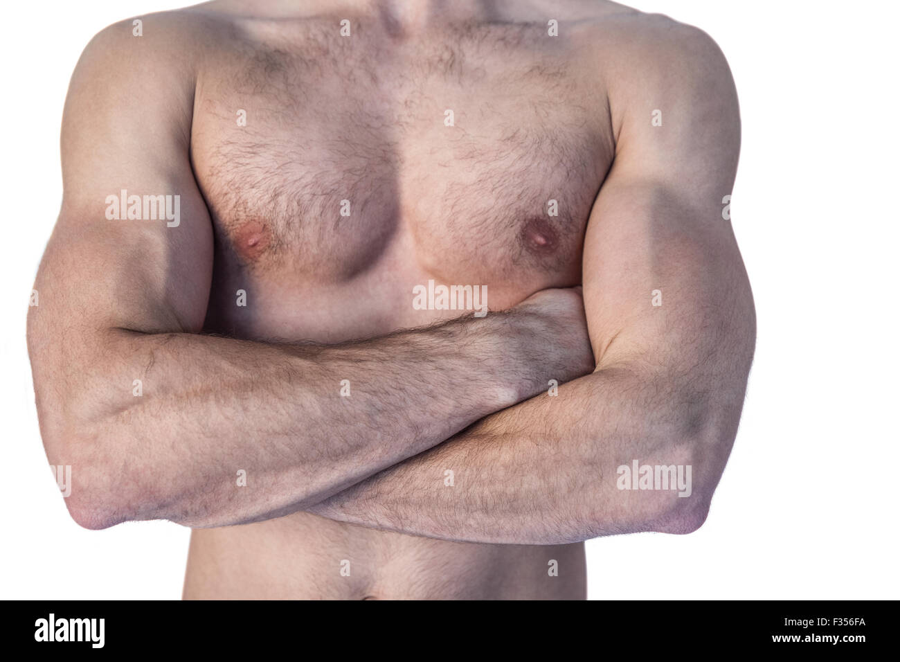 Mittelteil eines Mannes mit verschränkten Armen Stockfoto