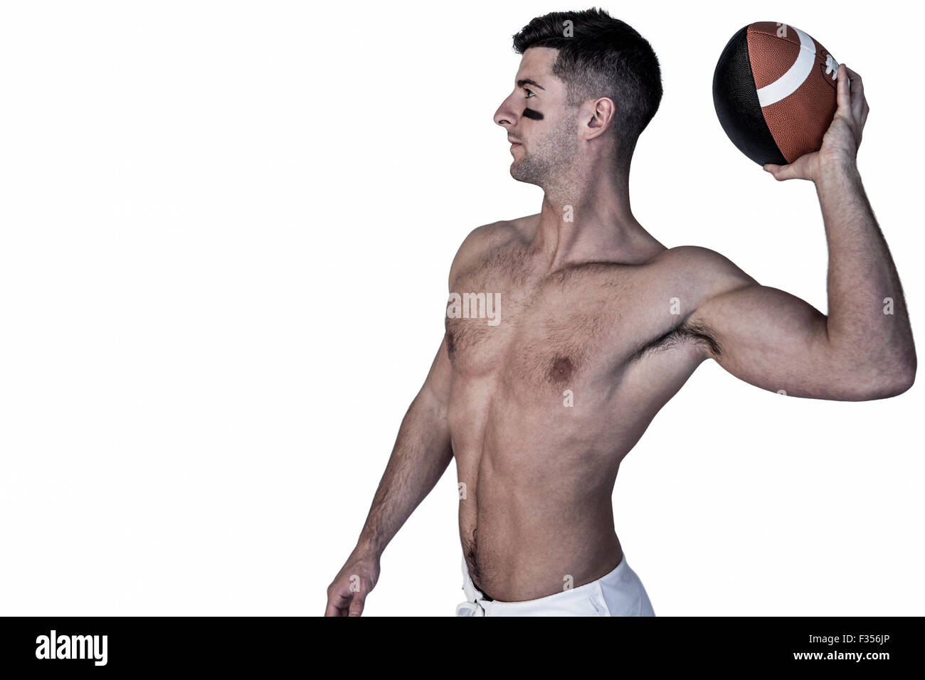 Nackter Oberkörper Rugby-Spieler bereit, den Ball zu werfen Stockfoto