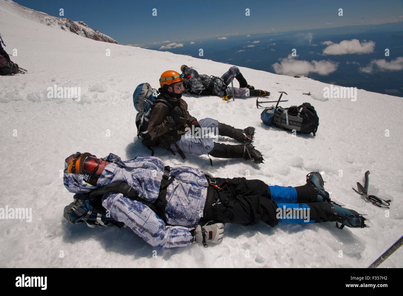 Jungen ruhen im Schnee auf dem Grat des Mount Shasta, Shasta Trinity National Forest, Kalifornien. Stockfoto