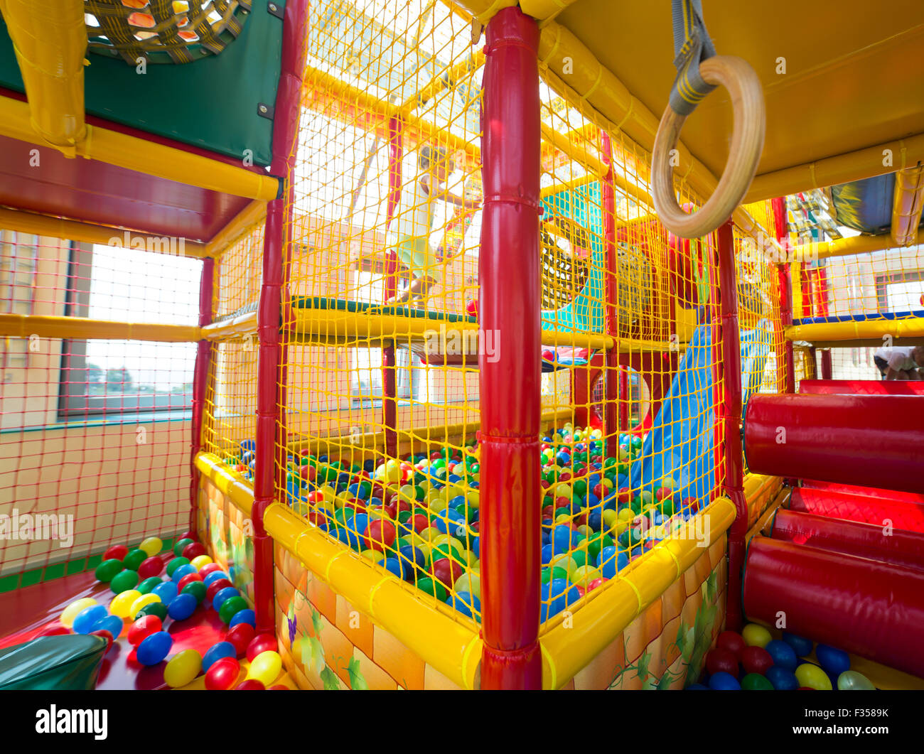 Indoor-Spielplatz für Kinder Stockfoto