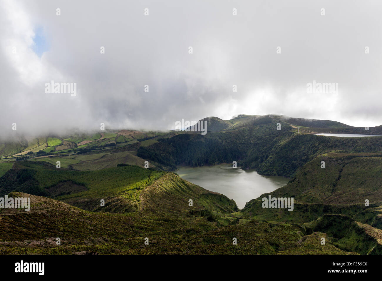 Lagoa Funda Das Lajes und Lagoa Rasa hinter mit Hydrangea Macrophylla, Insel Flores, Azoren Stockfoto