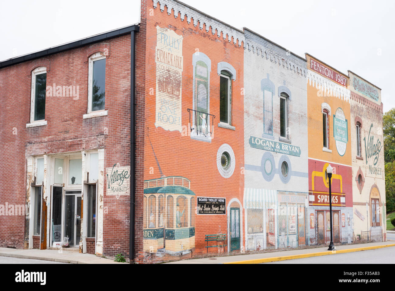 Gebäude mit Wandmalereien in der Innenstadt von Französisch lecken, IN, USA Stockfoto