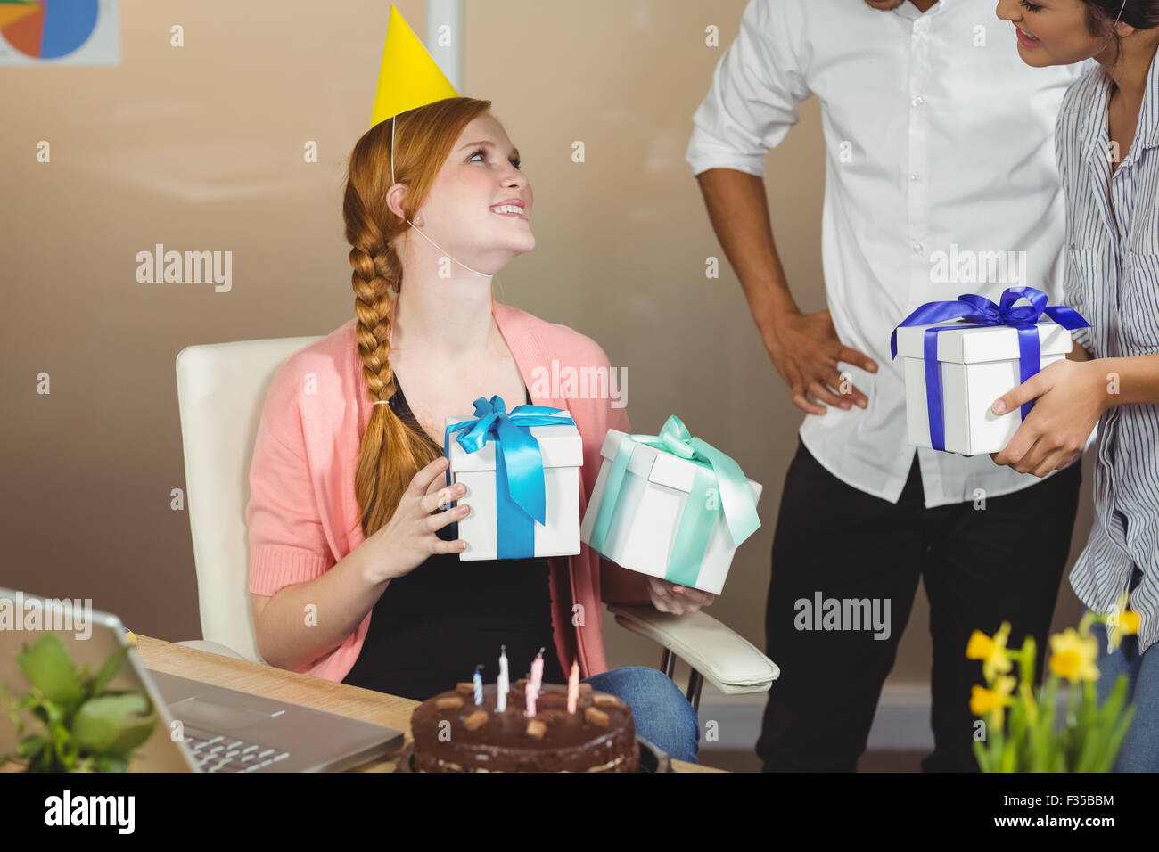 Lächelnd Geschäftsfrau empfangenden Geburtstagsgeschenke Stockfoto