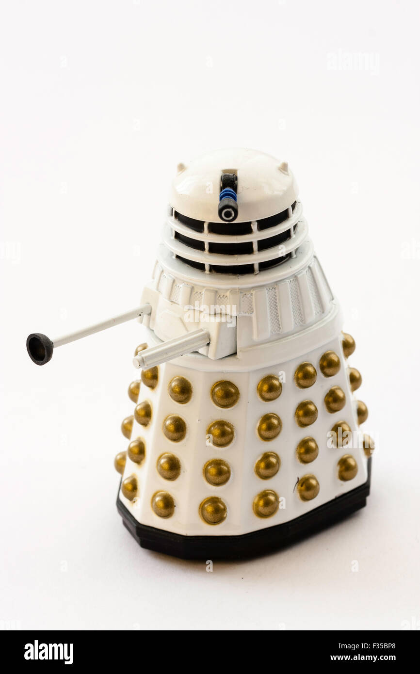 Dalek aus der BBC Dr, die TV-Serie. Berühmte Metal Monster. Corgi Toy, Metall Dalek mit Kopf. Weiße Modell auf weißem Hintergrund. Stockfoto