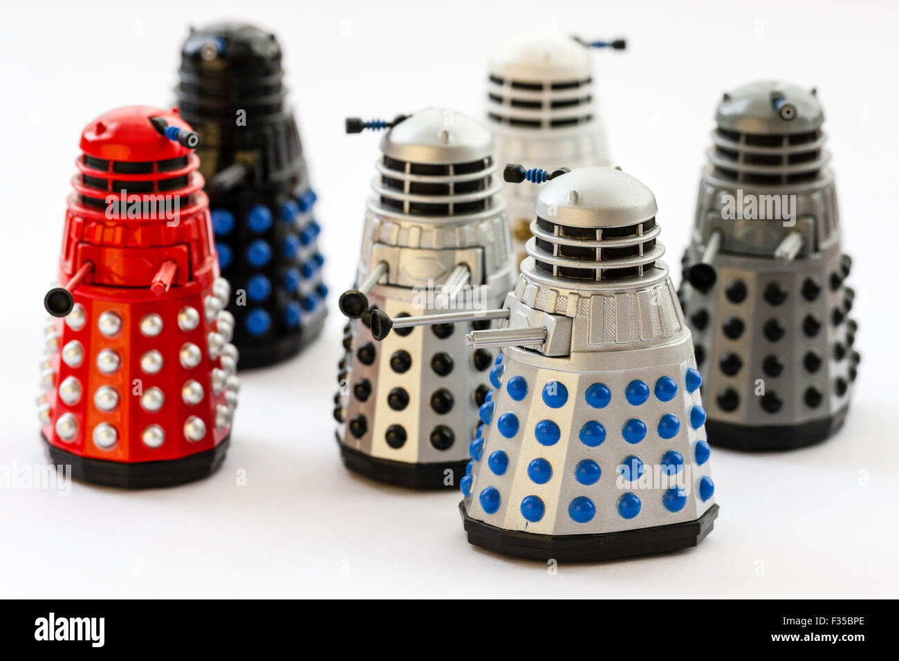 Daleks aus der BBC Dr, die TV-Serie. Berühmte Metal Monster. Corgi Toy, Metall Dalek mit Kopf. Sechs verschiedene Arten auf weißem Hintergrund. Stockfoto