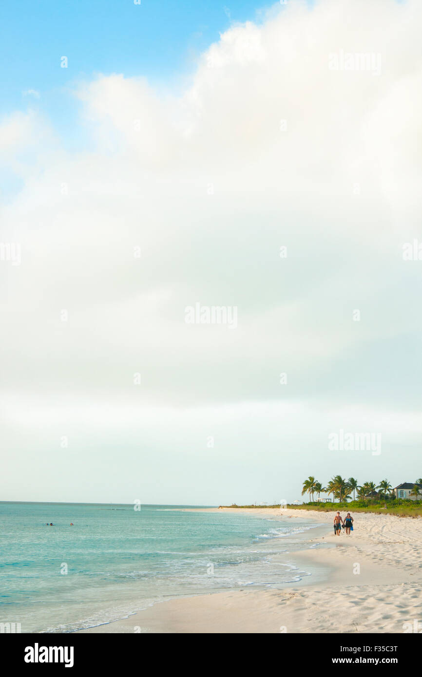 Paar in Distanz zu Fuß entlang Grace Bay Beach, Providenciales, Turks- & Caicos-Inseln Stockfoto