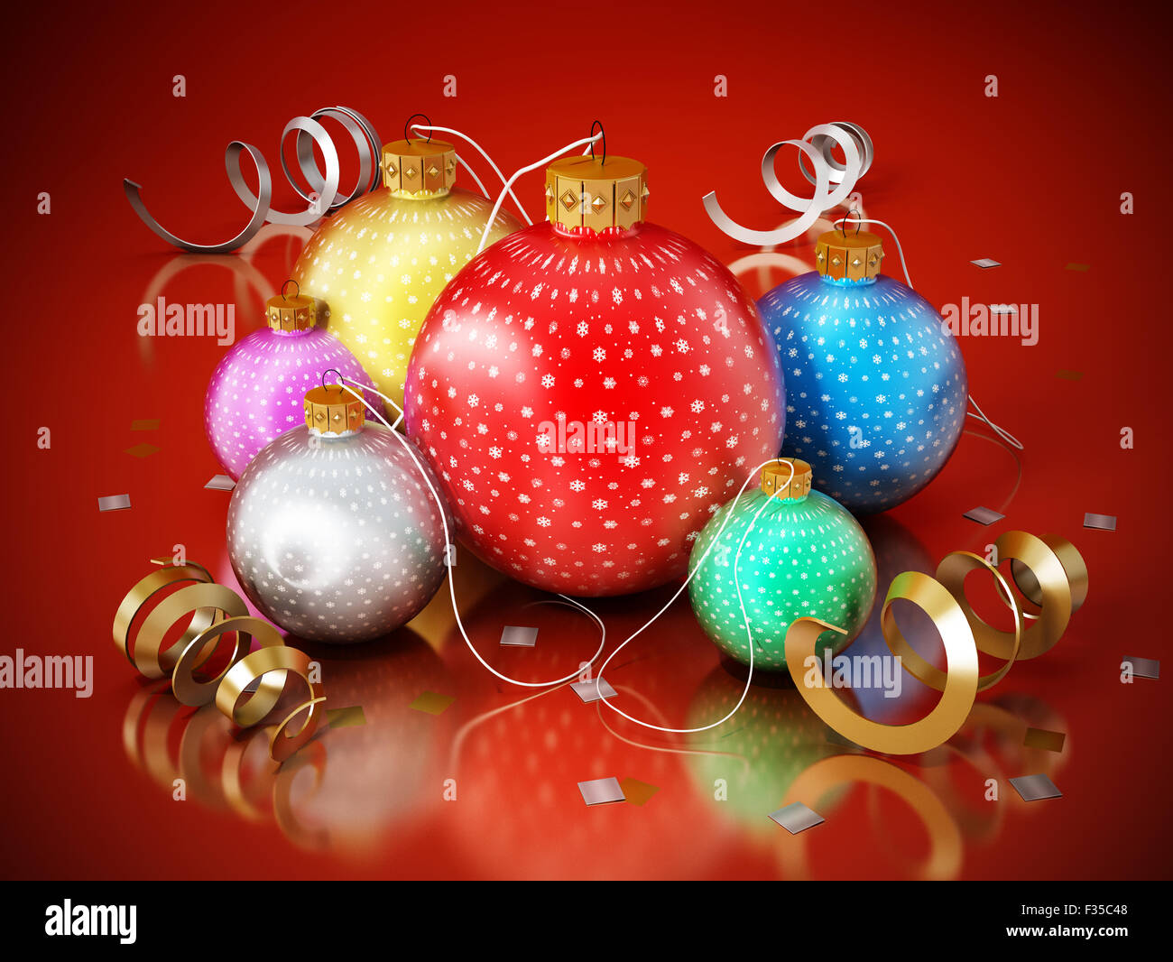 Weihnachtskugeln auf rotem Hintergrund isoliert. Stockfoto